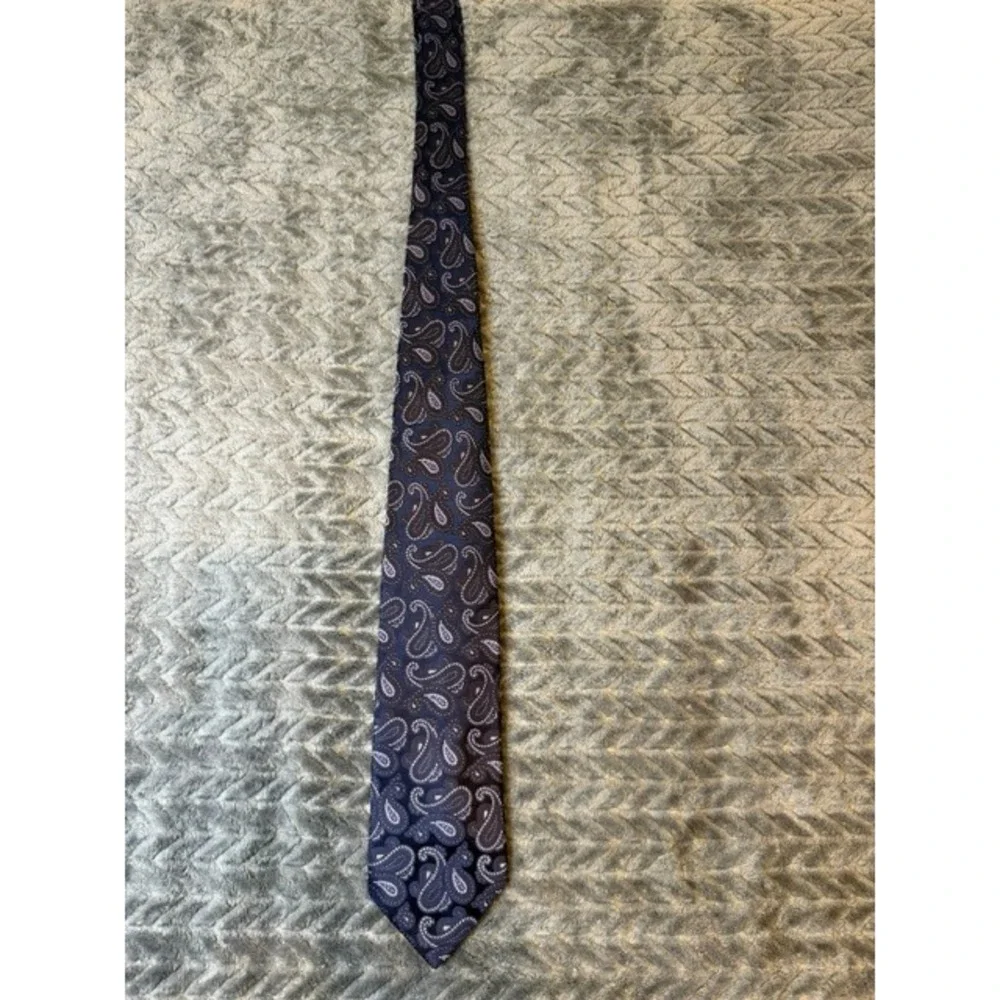 CM Gold Series Mens Navy Blue Lavender Paisley Stain Resistant Necktie Tie 0080
